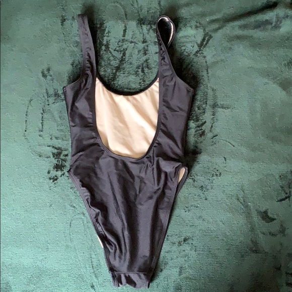 Private Party IDFWU one piece - Picture 8 of 8